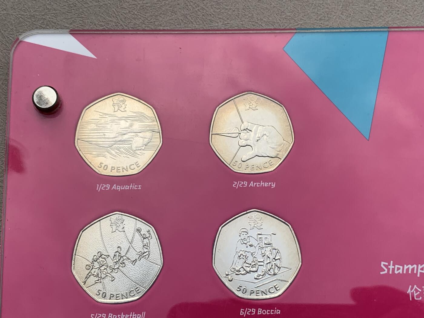 《竞宝斋》第285场- 周日，周一 2场连拍 （全场包邮） 英国伦敦奥运会50便士纪念币29枚大全套 亚克力板装 附赠一个小册子