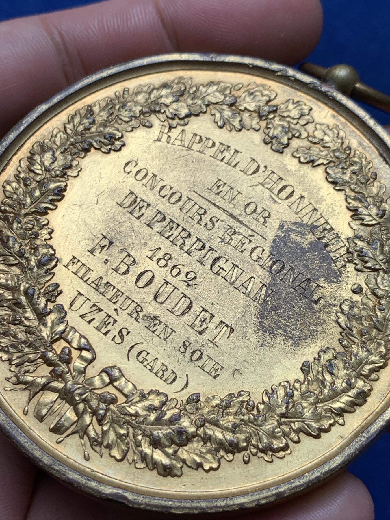 《竞宝斋》第285场- 周日，周一 2场连拍 （全场包邮） 1862年法国拿破仑三世超大鎏金铜奖章 直径67.8mm 重量148.7克！