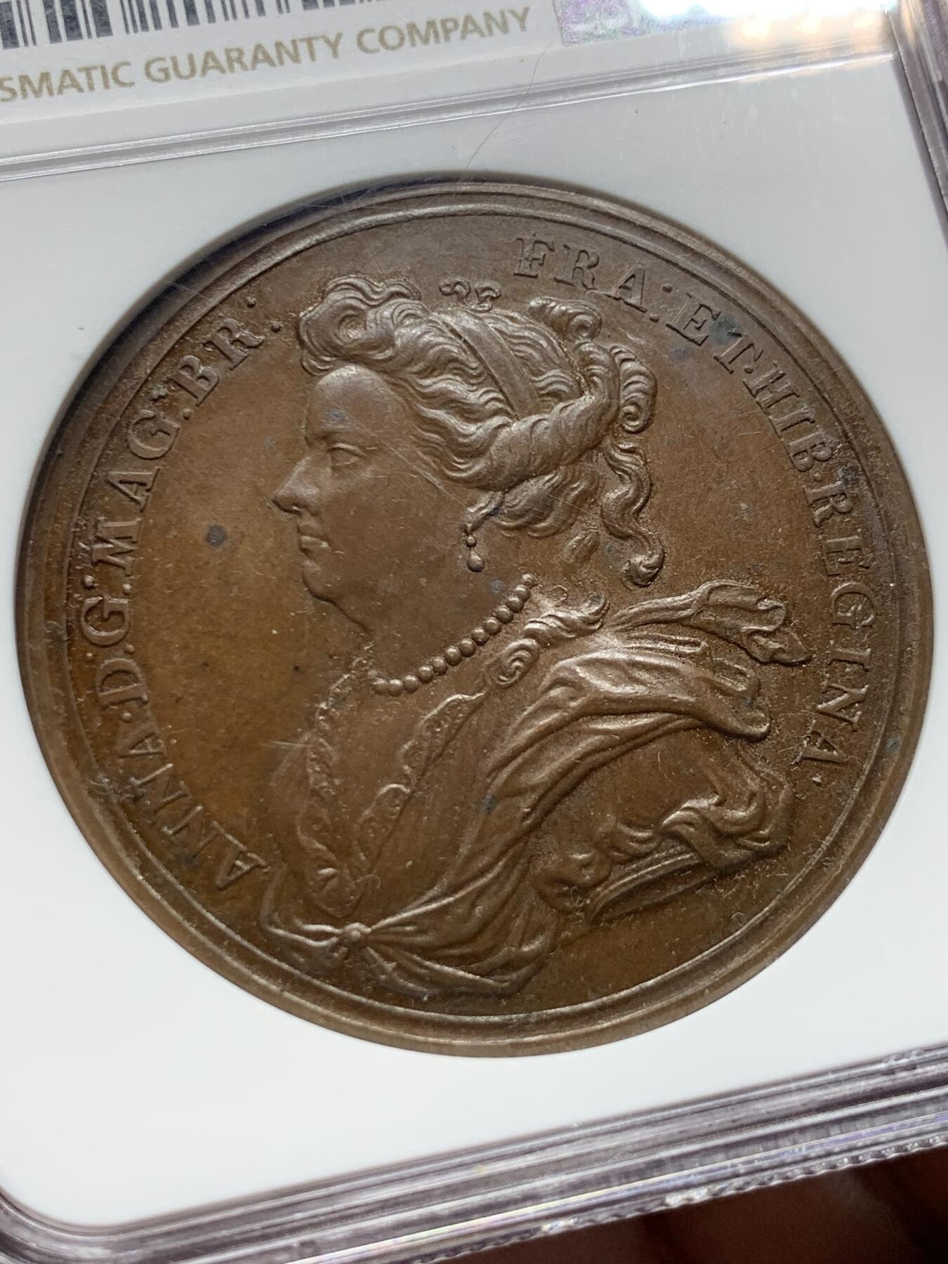 《竞宝斋》第285场- 周日，周一 2场连拍 （全场包邮） NGC MS62BN 英国1703安妮女王 NGC冠军分大铜章 纪念马尔伯勒公爵攻占城市 背面有马尔伯勒公爵骑马像 浮雕精美