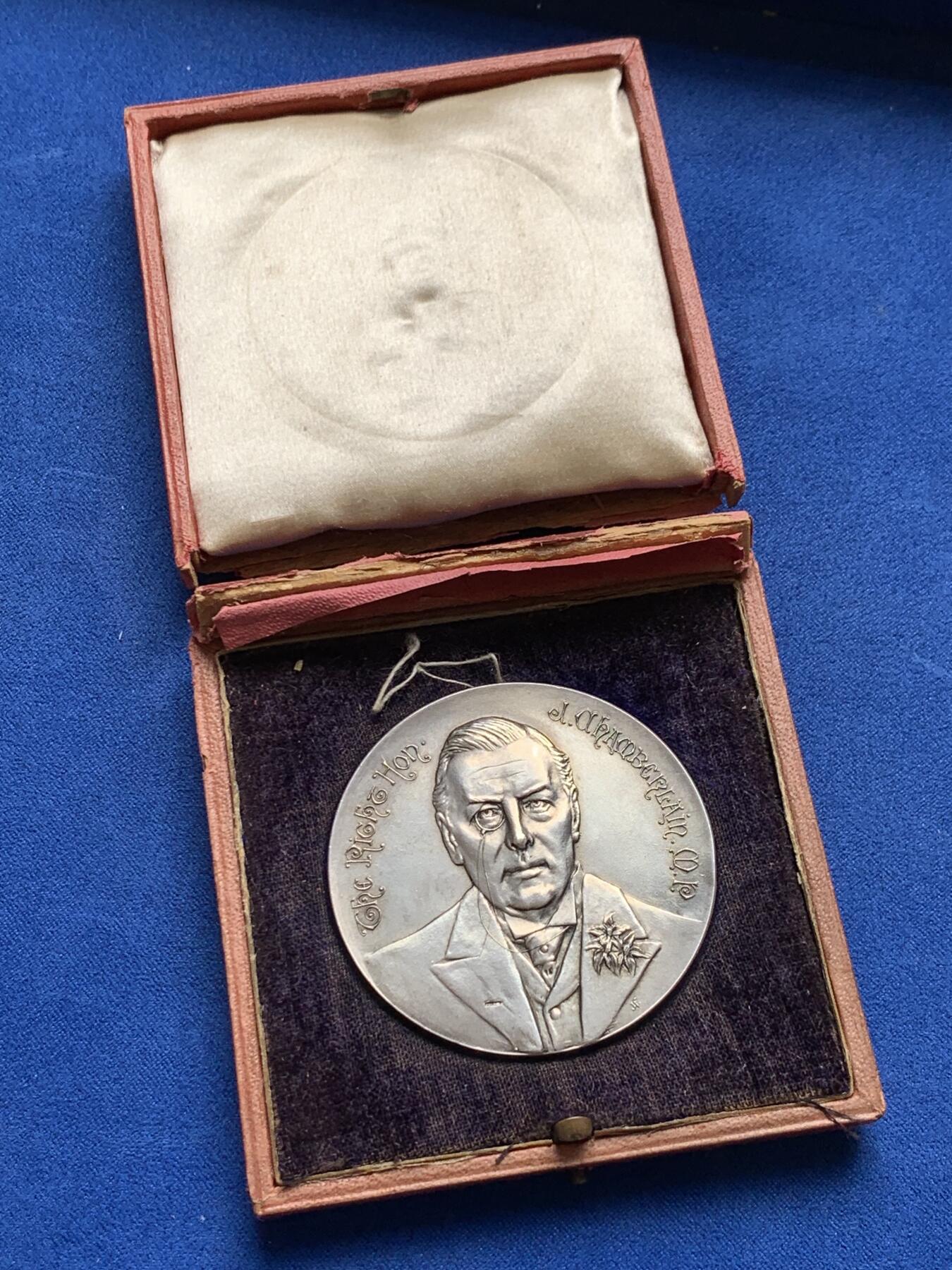 《竞宝斋》第285场- 周日，周一 2场连拍 （全场包邮） 英国1903年殖民地大臣约瑟夫-张伯伦访问南非大银章 50.8mm 51.1g 罕见 原盒有损 细节见图