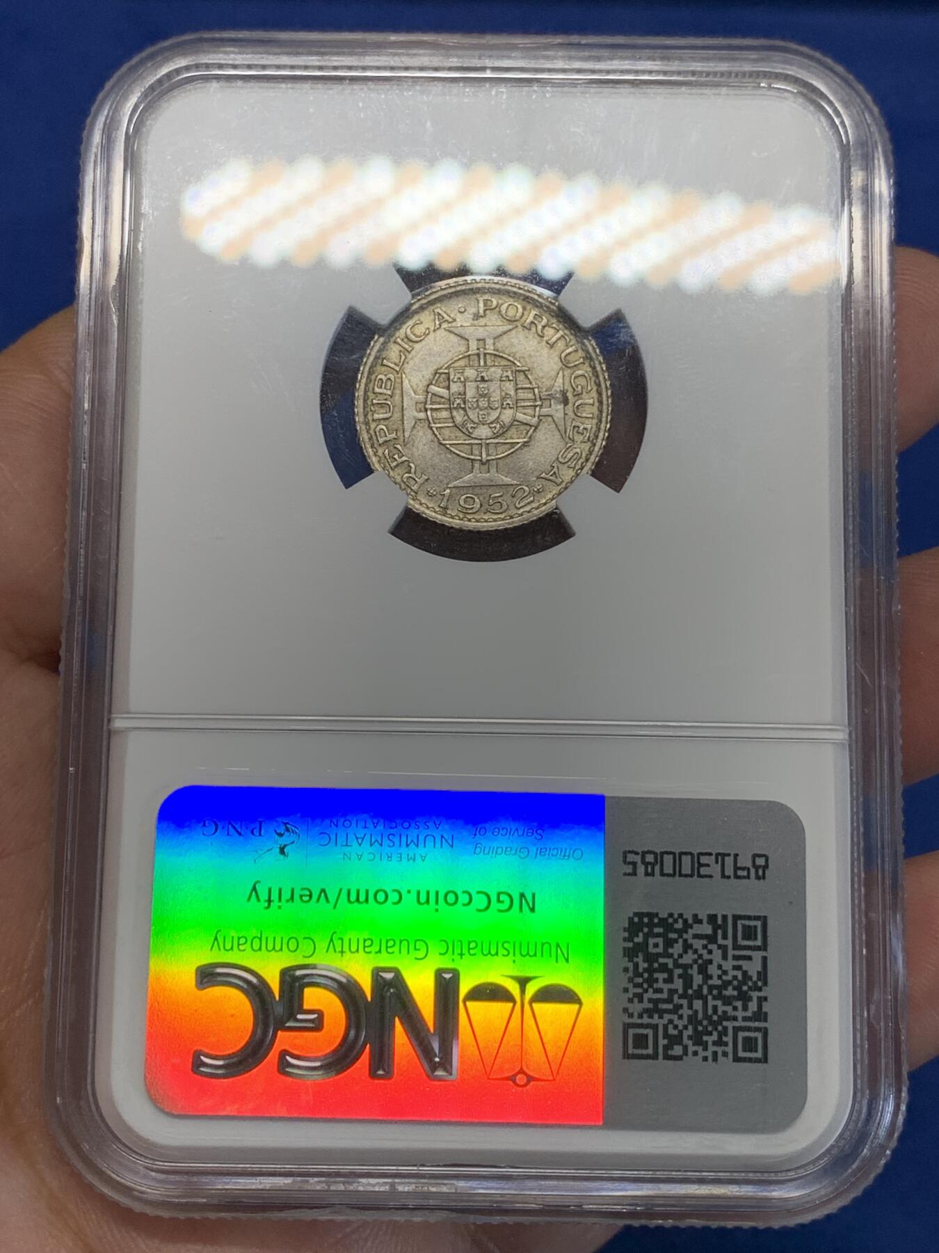 《竞宝斋》第285场- 周日，周一 2场连拍 （全场包邮） NGC MS63 澳门1952年1圆 白鸽仔 名誉品 两面转光 品相很不错 63分有点低评了 性价比很高的一枚