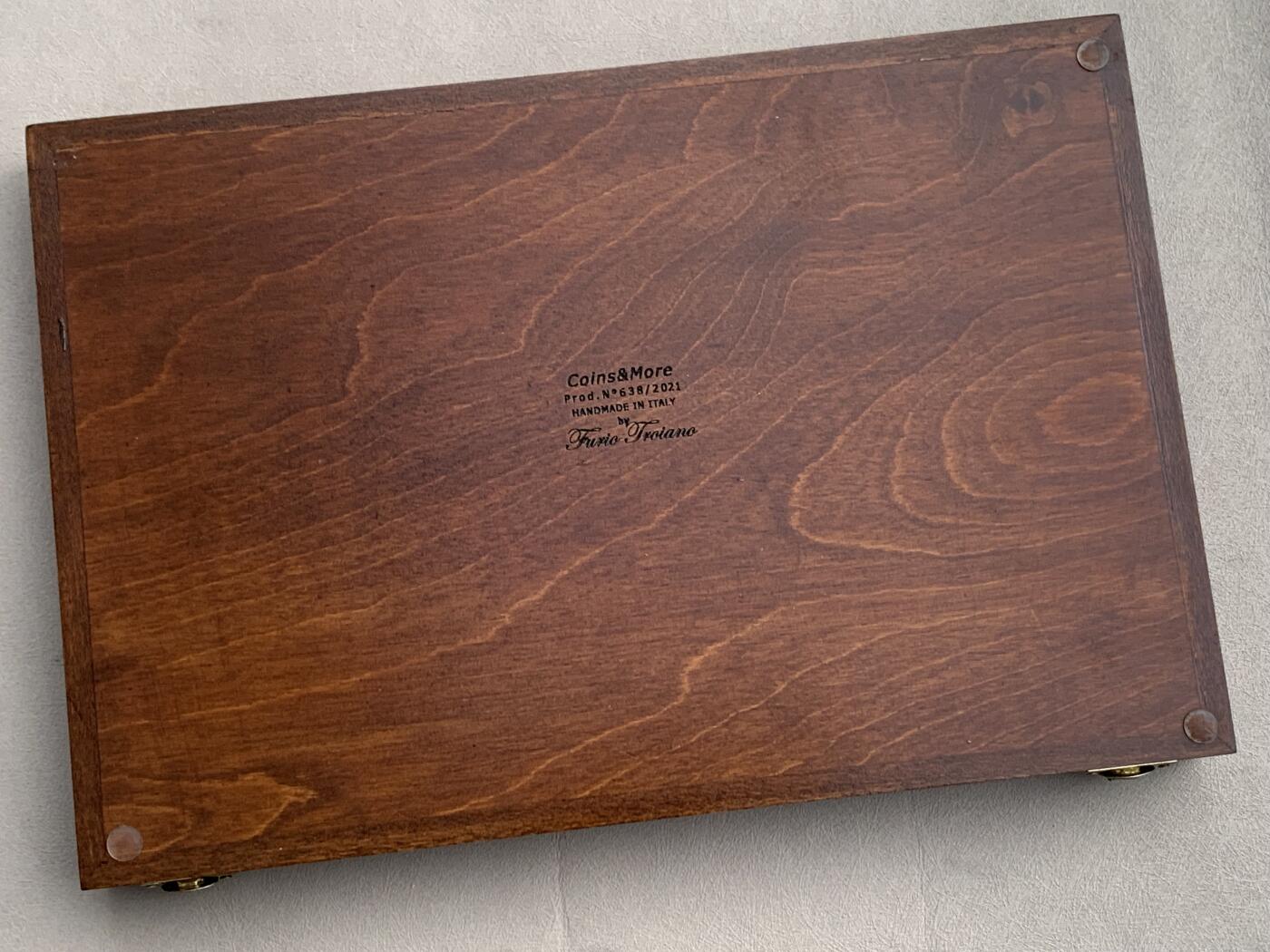《竞宝斋》第285场- 周日，周一 2场连拍 （全场包邮） Coins & More意大利纯手工实木高端钱币收纳盒。长宽高约：353x243x37mm，格子内径约：58.6X65.5mm