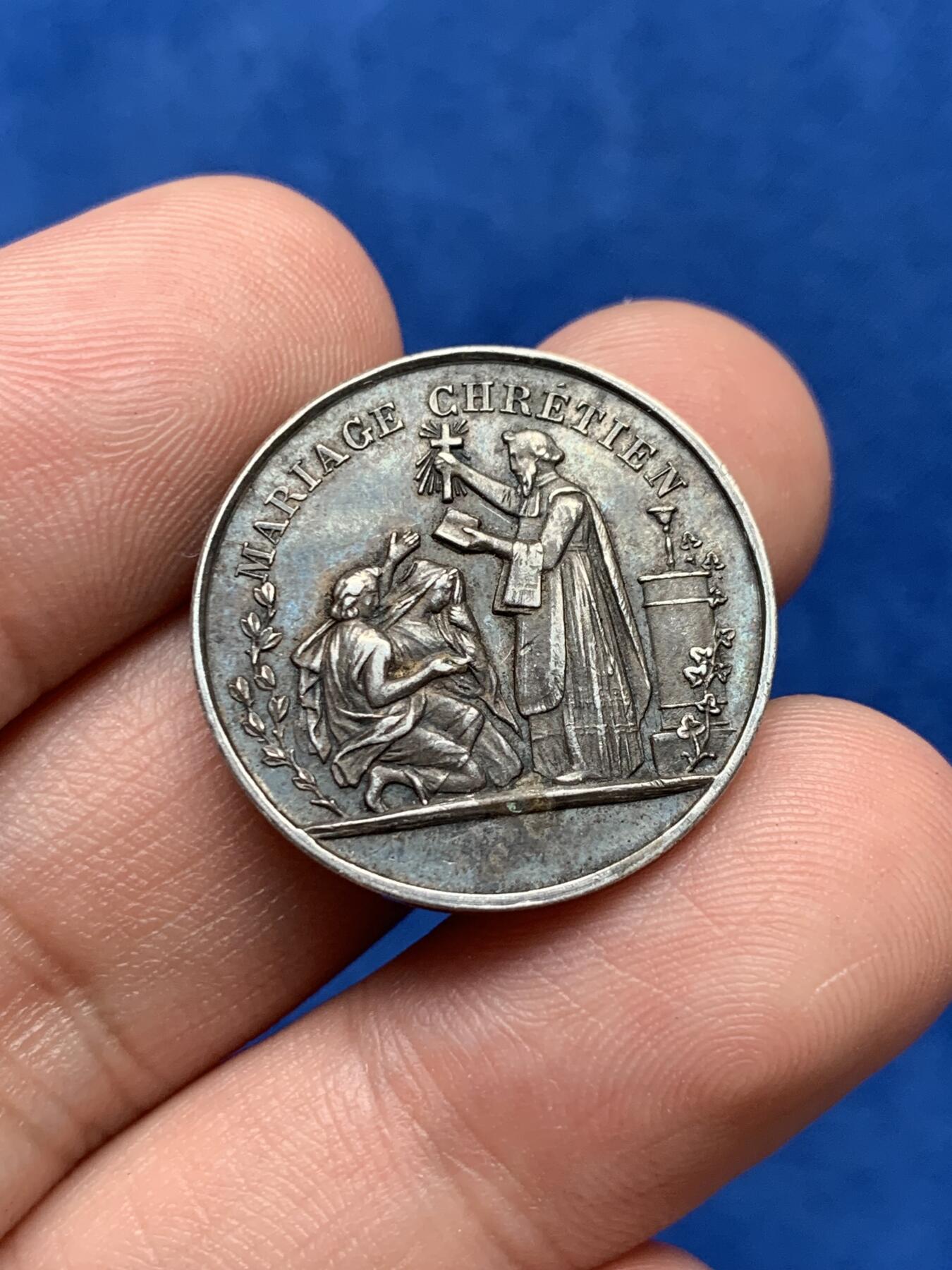 《竞宝斋》第285场- 周日，周一 2场连拍 （全场包邮） 法国基督教婚礼圆型银章 丰饶角边铭 24mm 5.2g