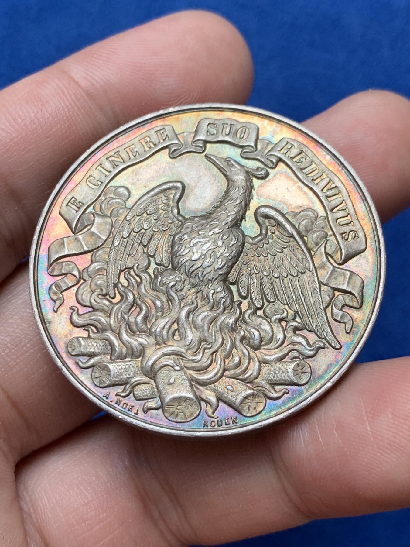 《竞宝斋》第285场- 周日，周一 2场连拍 （全场包邮） 法国1881年浴火凤凰保险银章 丰饶角边铭银标 直径41mm 重量37.7g 大规格 极美品相 五彩包浆！