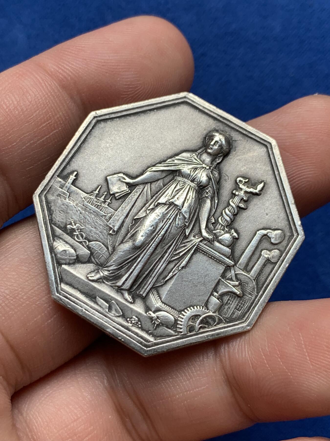 《竞宝斋》第285场- 周日，周一 2场连拍 （全场包邮） 1859年法国商业信贷公司八角银代币 丰饶角边铭 37mm 20.9g