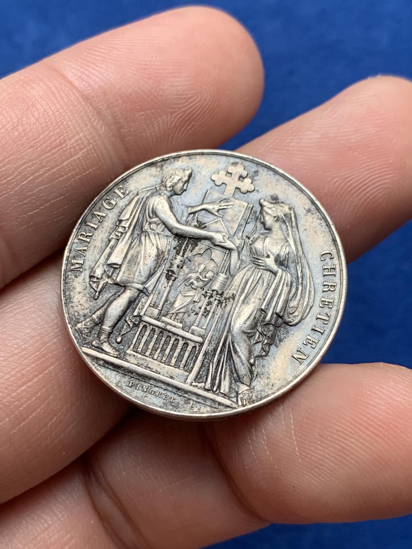 《竞宝斋》第285场- 周日，周一 2场连拍 （全场包邮） 法国1908婚姻纪念圆型银章 牵手 丰饶角边铭 29mm 12.2g