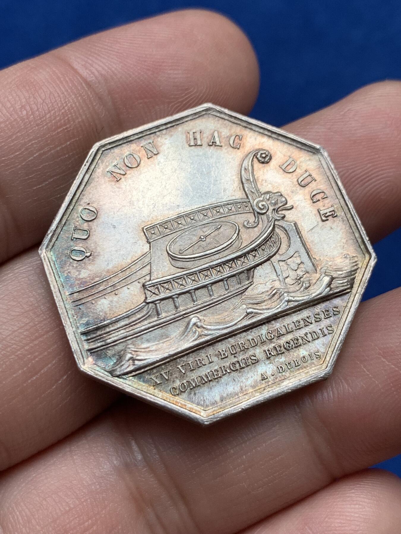 《竞宝斋》第285场- 周日，周一 2场连拍 （全场包邮） 1860-1879年 法国拿破仑三世商业经济人银章 蜜蜂边铭银标 两面五彩 细节完美 品相好 可入盒