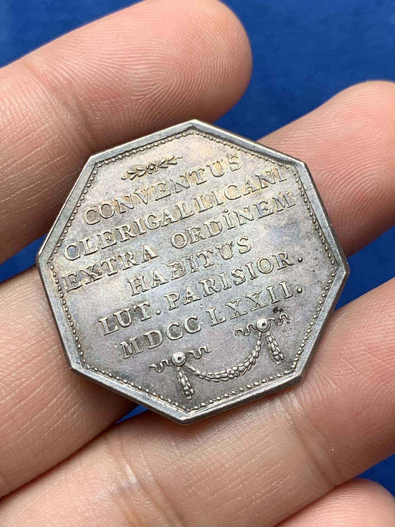 《竞宝斋》第285场- 周日，周一 2场连拍 （全场包邮） 法国巴黎神职人员大会八角银质代币 31.9mm 13g 正面路易十五头像 双面原味老包浆 细节较好 状态不错