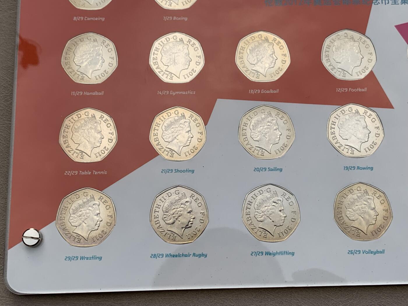 《竞宝斋》第285场- 周日，周一 2场连拍 （全场包邮） 英国伦敦奥运会50便士纪念币29枚大全套 亚克力板装 附赠一个小册子