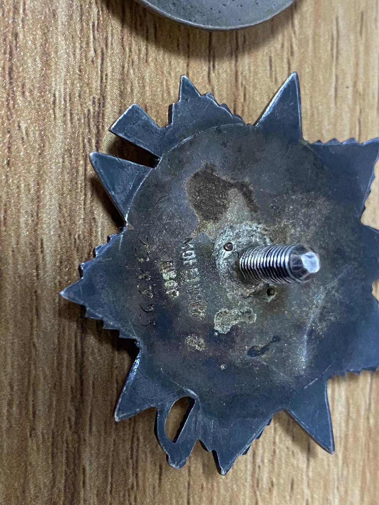 苏联勋章奖章6月30日拍卖7月7日晚上九点结束在麦稀奇 苏联二级为国勋章738395对日 顶角顶部珐琅有比较大掉皮 其他挺好 带登记卡没翻译 奖励卡已经翻译 Ростовцев Александр Михайлович 86独立红旗维捷布斯克通讯团电话站站长 进攻满洲里期间保障通讯 电话站站长 挺有意思的 34年-36还参军过一阵子 网上也有照片很精神 其他的信息感兴趣的可以自己去查查 