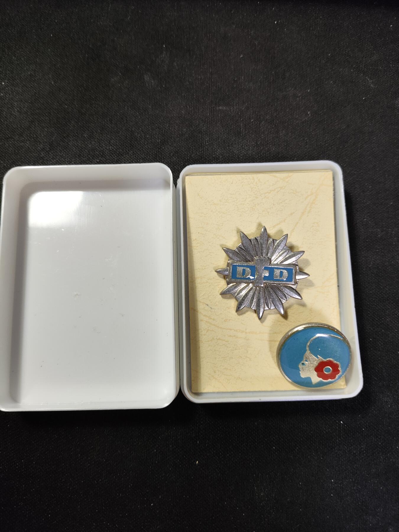 2024第九次拍卖 东德妇女协会纪念章带盒