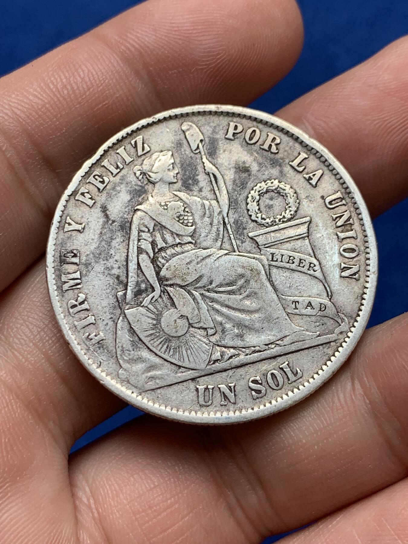 《竞宝斋》第285场- 周日，周一 2场连拍 （全场包邮） 秘鲁1872年坐人女神银币 高银版 早期年份 经典品种