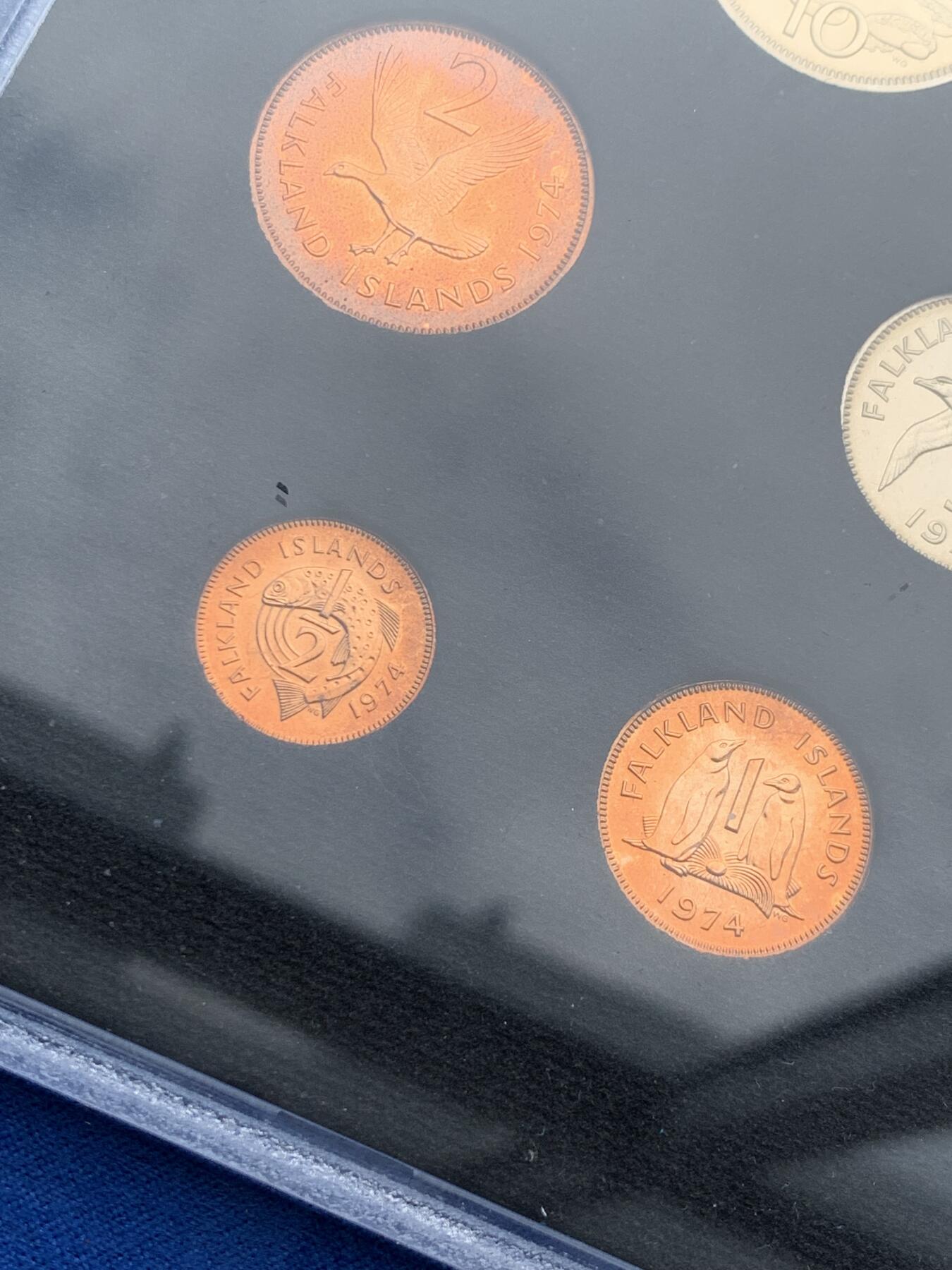 《竞宝斋》第285场- 周日，周一 2场连拍 （全场包邮） 福克兰群岛1974年精制套币 此为福克兰群岛首套精制套币