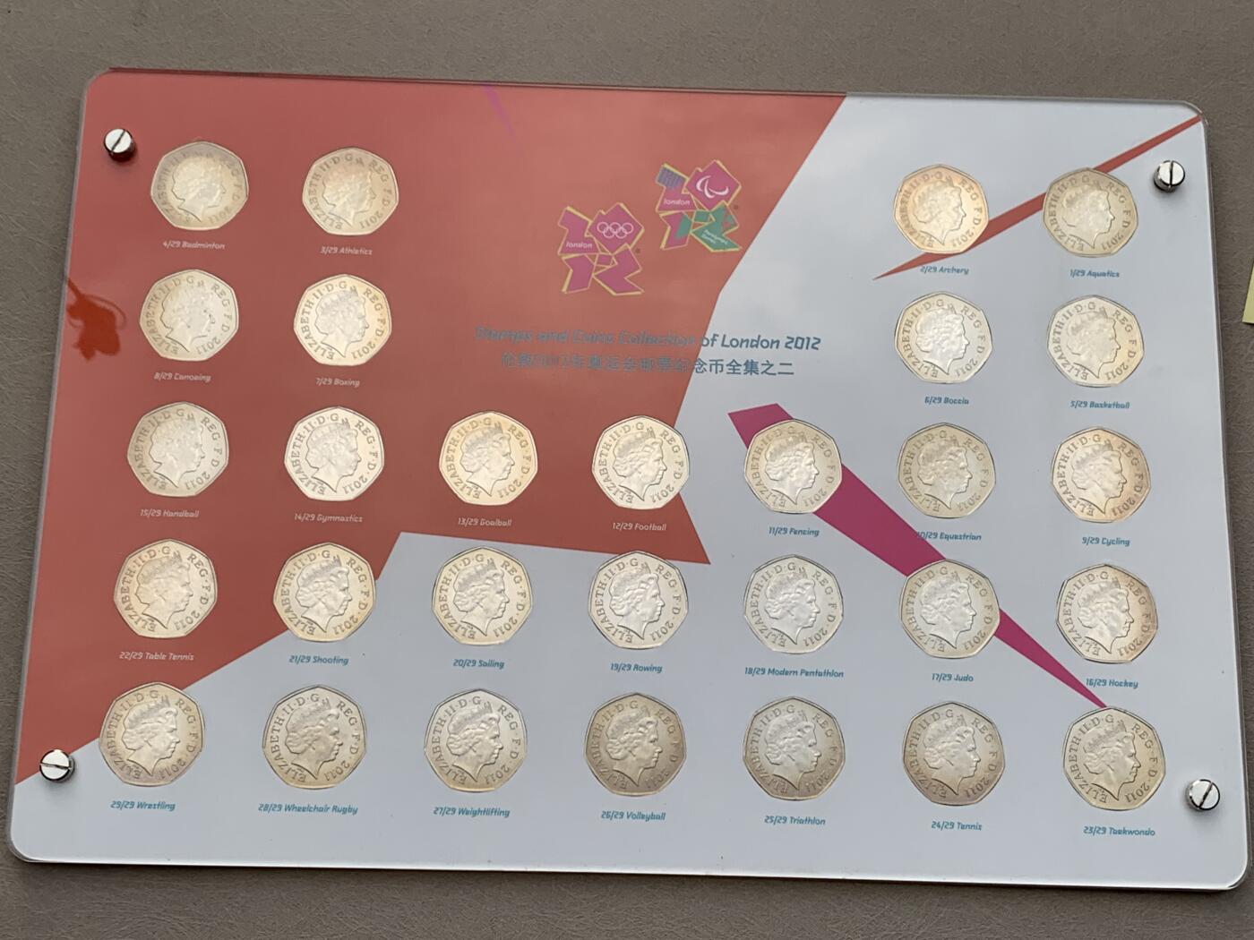 《竞宝斋》第285场- 周日，周一 2场连拍 （全场包邮） 英国伦敦奥运会50便士纪念币29枚大全套 亚克力板装 附赠一个小册子