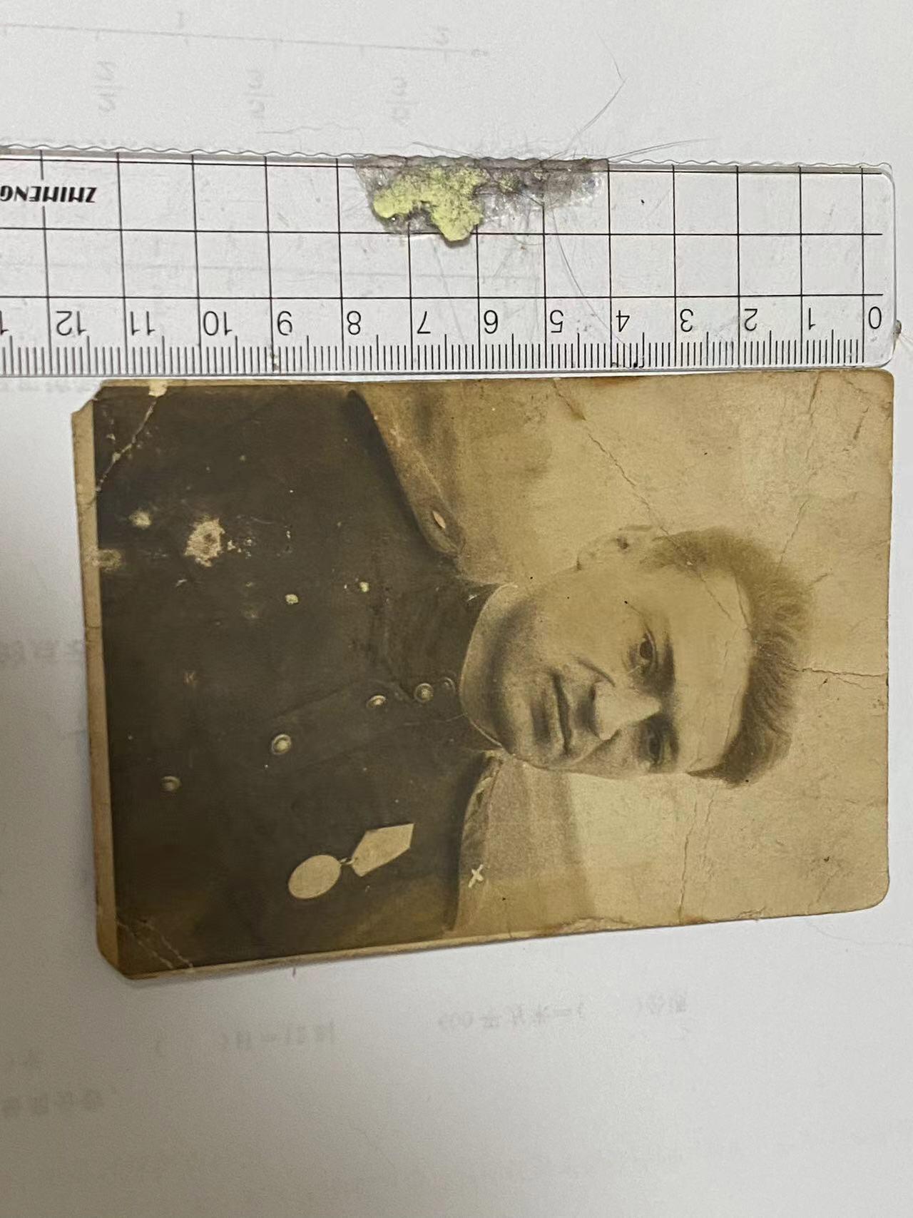 苏联勋章奖章6月30日拍卖7月7日晚上九点结束在麦稀奇 苏联老照片44年  背面写的送给父母来自儿子