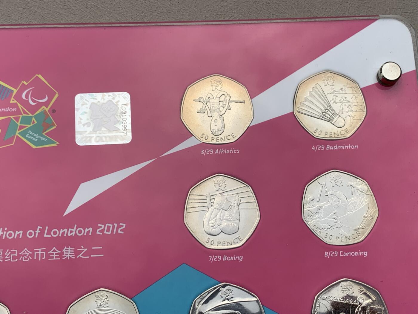 《竞宝斋》第285场- 周日，周一 2场连拍 （全场包邮） 英国伦敦奥运会50便士纪念币29枚大全套 亚克力板装 附赠一个小册子