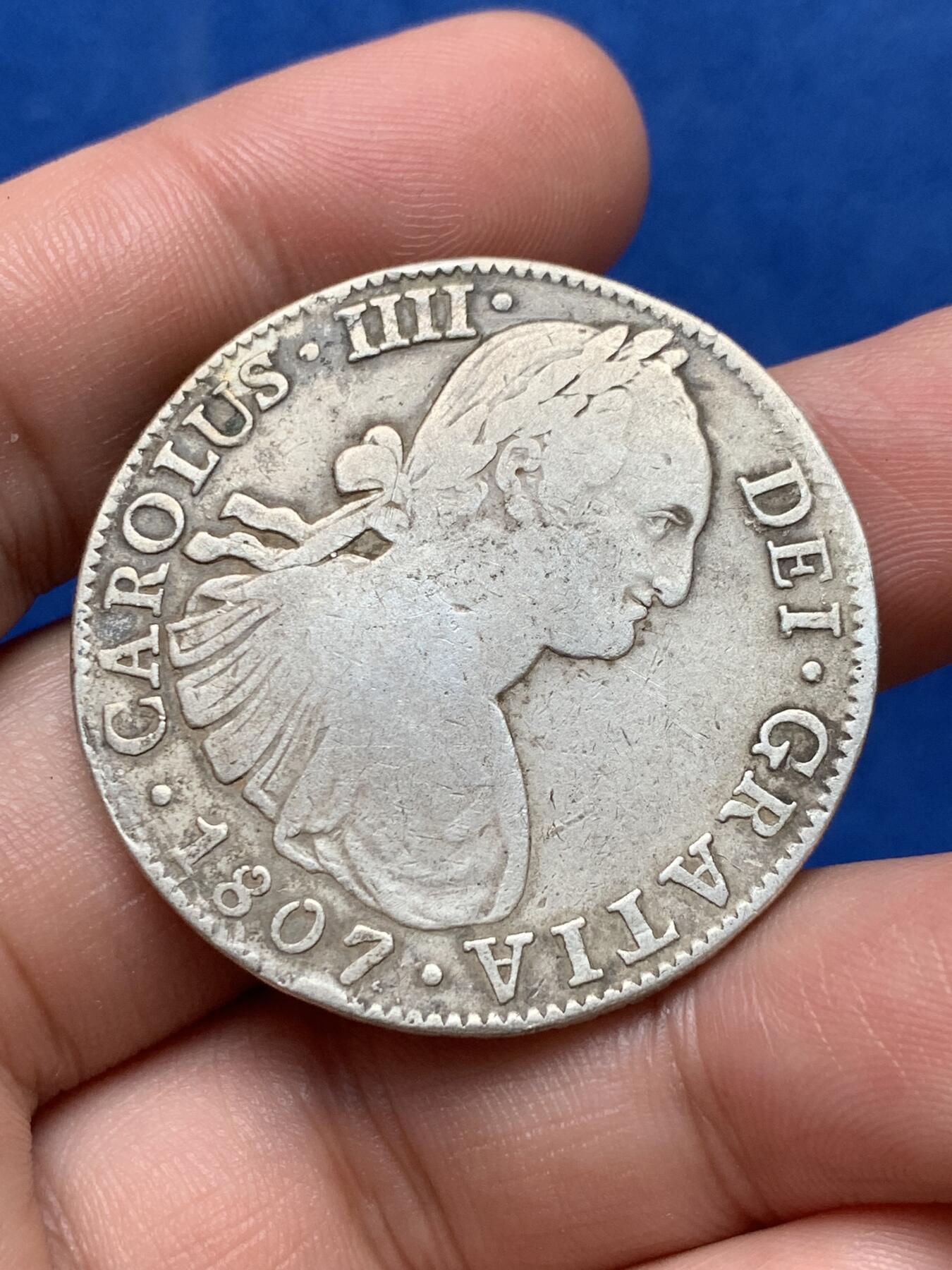 《竞宝斋》第285场- 周日，周一 2场连拍 （全场包邮） 西属墨西哥1807年卡四双柱8里亚尔银币 细节见图