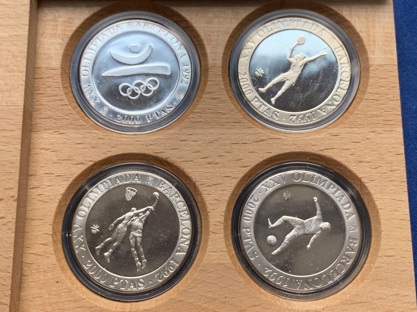 《竞宝斋》第285场- 周日，周一 2场连拍 （全场包邮） 西班牙1990年发行1992年奥运会球类纪念银币 925银 单枚27克*4枚 木盒带证书