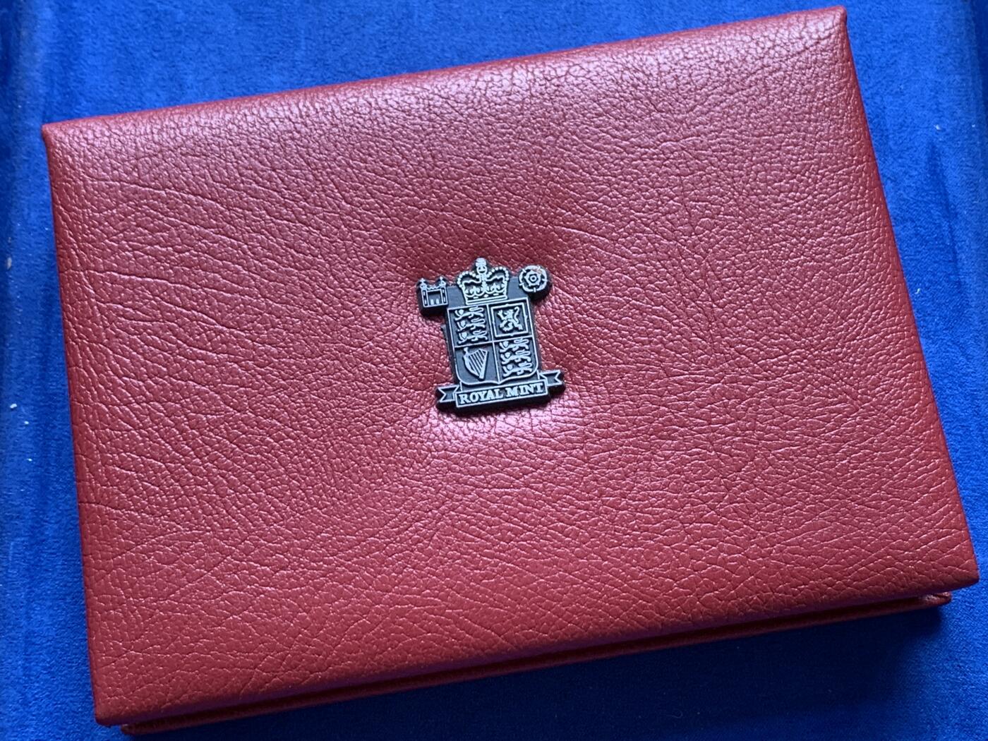 《竞宝斋》第285场- 周日，周一 2场连拍 （全场包邮） 英国2003年精致套币Proof 原盒证 带5镑伊丽莎白女王纪念币 封面附带原厂标识 品相不错 细节见图