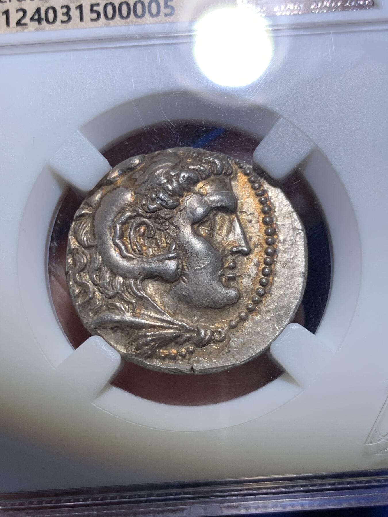 《竞宝斋》第285场- 周日，周一 2场连拍 （全场包邮） 众诚详评AU 古希腊亚历山大大帝4德大银币 极品品相原光 背面宙斯手托胜利女神NIKE 艺术感和观感极佳 惊为天人 少见的塞琉古一世铸造