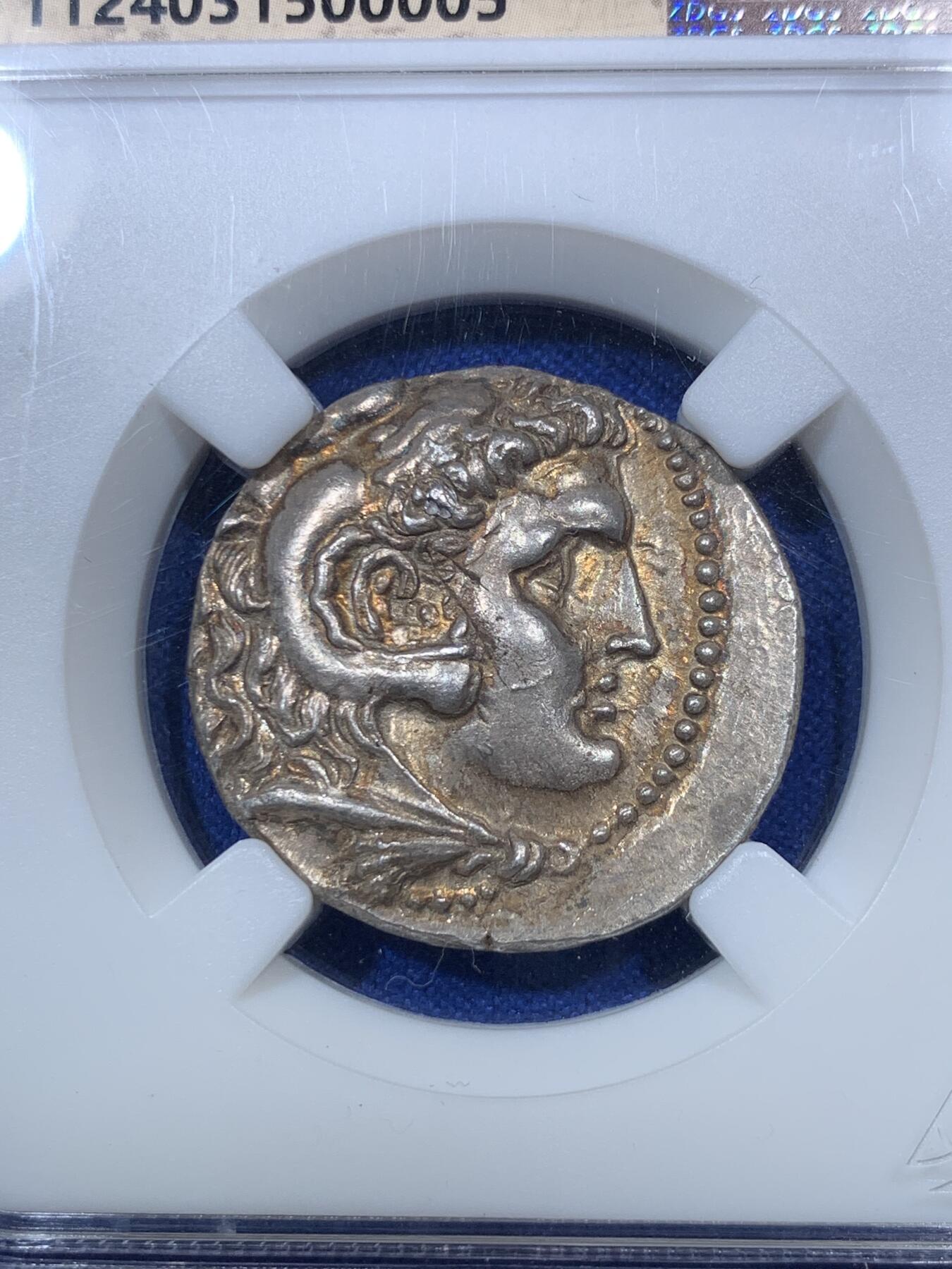 《竞宝斋》第285场- 周日，周一 2场连拍 （全场包邮） 众诚详评AU 古希腊亚历山大大帝4德大银币 极品品相原光 背面宙斯手托胜利女神NIKE 艺术感和观感极佳 惊为天人 少见的塞琉古一世铸造