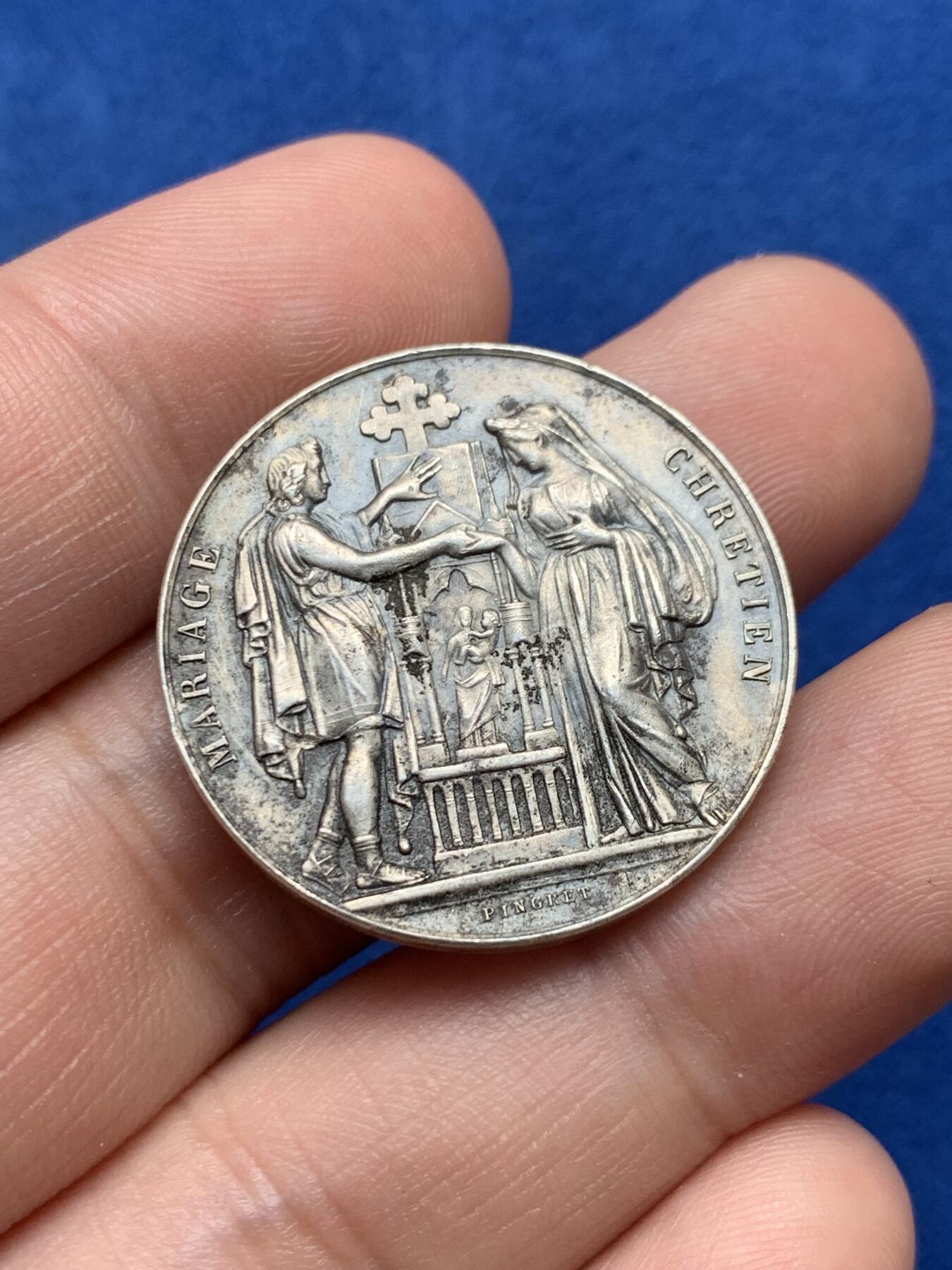 《竞宝斋》第285场- 周日，周一 2场连拍 （全场包邮） 法国1908婚姻纪念圆型银章 牵手 丰饶角边铭 29mm 12.2g