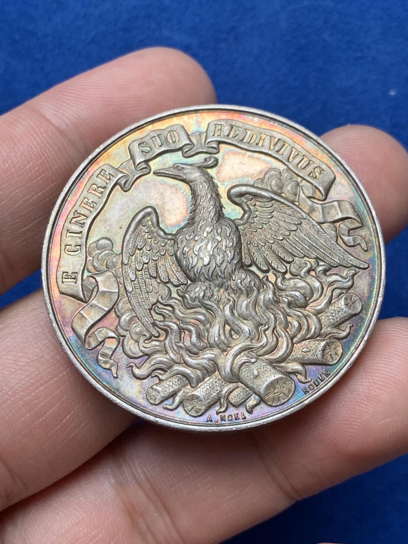 《竞宝斋》第285场- 周日，周一 2场连拍 （全场包邮） 法国1881年浴火凤凰保险银章 丰饶角边铭银标 直径41mm 重量37.7g 大规格 极美品相 五彩包浆！