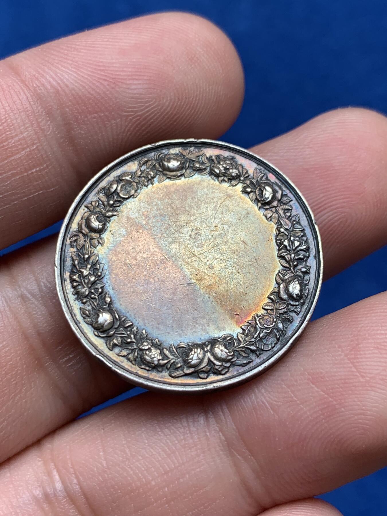 《竞宝斋》第285场- 周日，周一 2场连拍 （全场包邮） 法国基督教婚礼圆型银章  无字版 蜜蜂边铭 27mm 9.7g