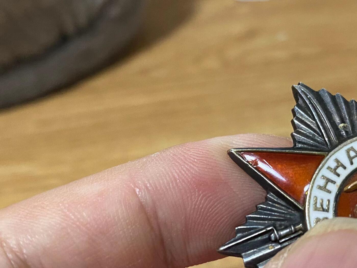 苏联勋章奖章6月30日拍卖7月7日晚上九点结束在麦稀奇 苏联二级为国勋章738395对日 顶角顶部珐琅有比较大掉皮 其他挺好 带登记卡没翻译 奖励卡已经翻译 Ростовцев Александр Михайлович 86独立红旗维捷布斯克通讯团电话站站长 进攻满洲里期间保障通讯 电话站站长 挺有意思的 34年-36还参军过一阵子 网上也有照片很精神 其他的信息感兴趣的可以自己去查查 