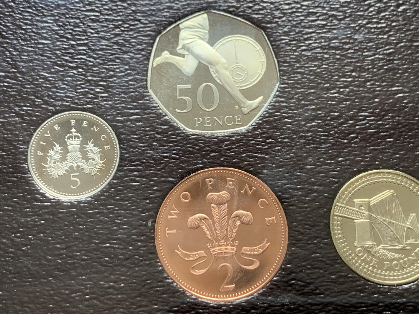 《竞宝斋》第285场- 周日，周一 2场连拍 （全场包邮） 英国2004年精致套币Proof 原盒证 封面附带原厂标识，品相不错 细节见图