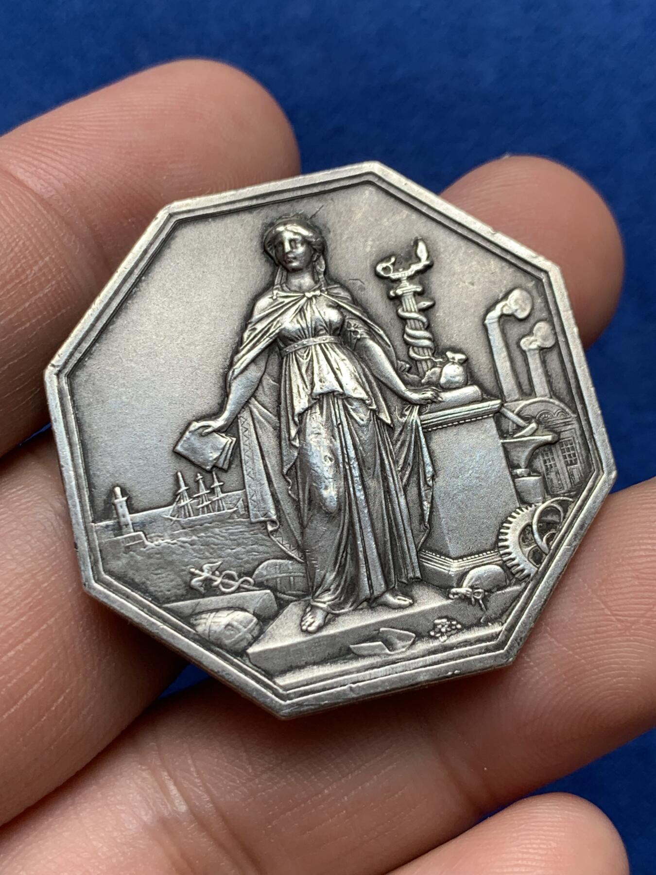 《竞宝斋》第285场- 周日，周一 2场连拍 （全场包邮） 1859年法国商业信贷公司八角银代币 丰饶角边铭 37mm 20.9g