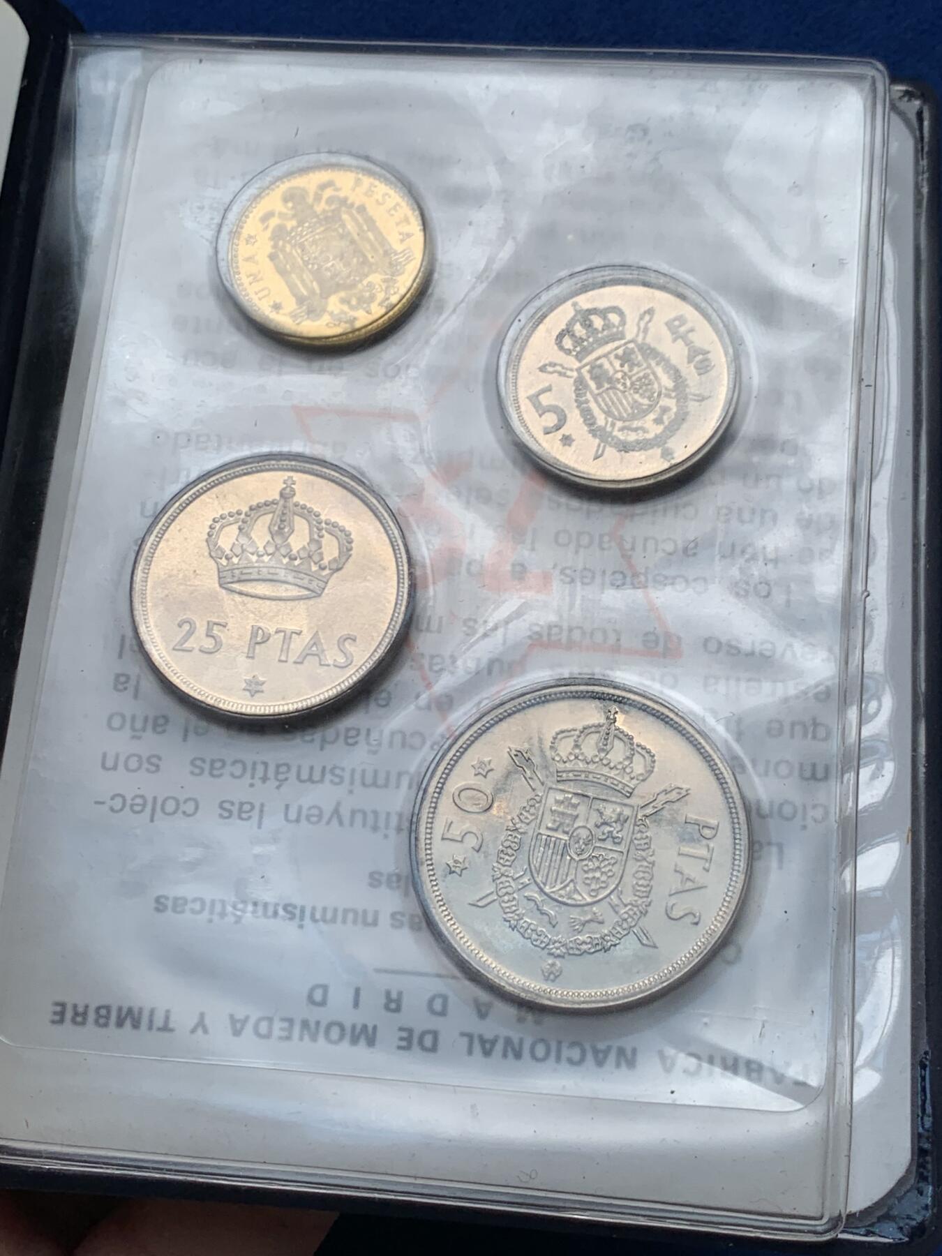 《竞宝斋》第285场- 周日，周一 2场连拍 （全场包邮） 册装 西班牙1975胡安卡洛斯一世4枚装套币