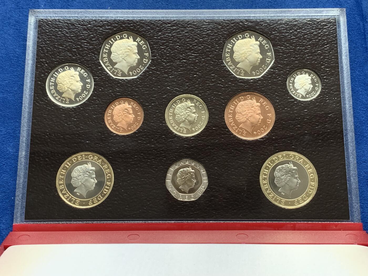 《竞宝斋》第285场- 周日，周一 2场连拍 （全场包邮） 英国2004年精致套币Proof 原盒证 封面附带原厂标识，品相不错 细节见图