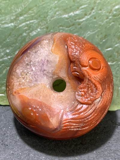 精美亚光高玉化冰飘战国红玛瑙手工俏色巧雕雄鸡面包圈平安扣一个， - 精美亚光高玉化冰飘战国红玛瑙手工俏色巧雕雄鸡面包圈平安扣一个，