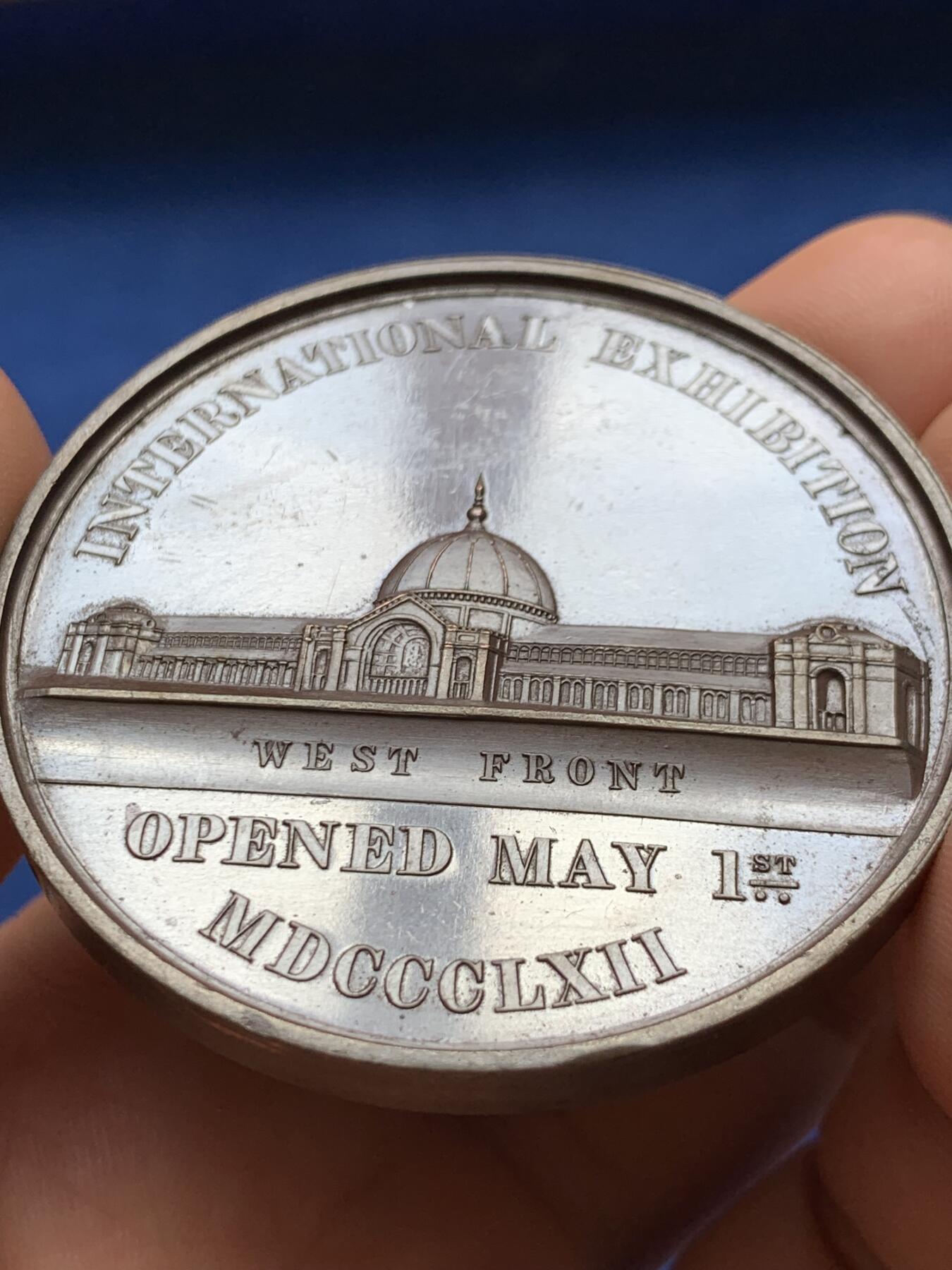 《竞宝斋》第285场- 周日，周一 2场连拍 （全场包邮） 英国1862水晶宫纪念铜章 51mm大尺寸版 61.4g 加厚高浮雕 细节繁华 2022年sbp拍卖42mm小尺寸版264美元 带高级原木盒