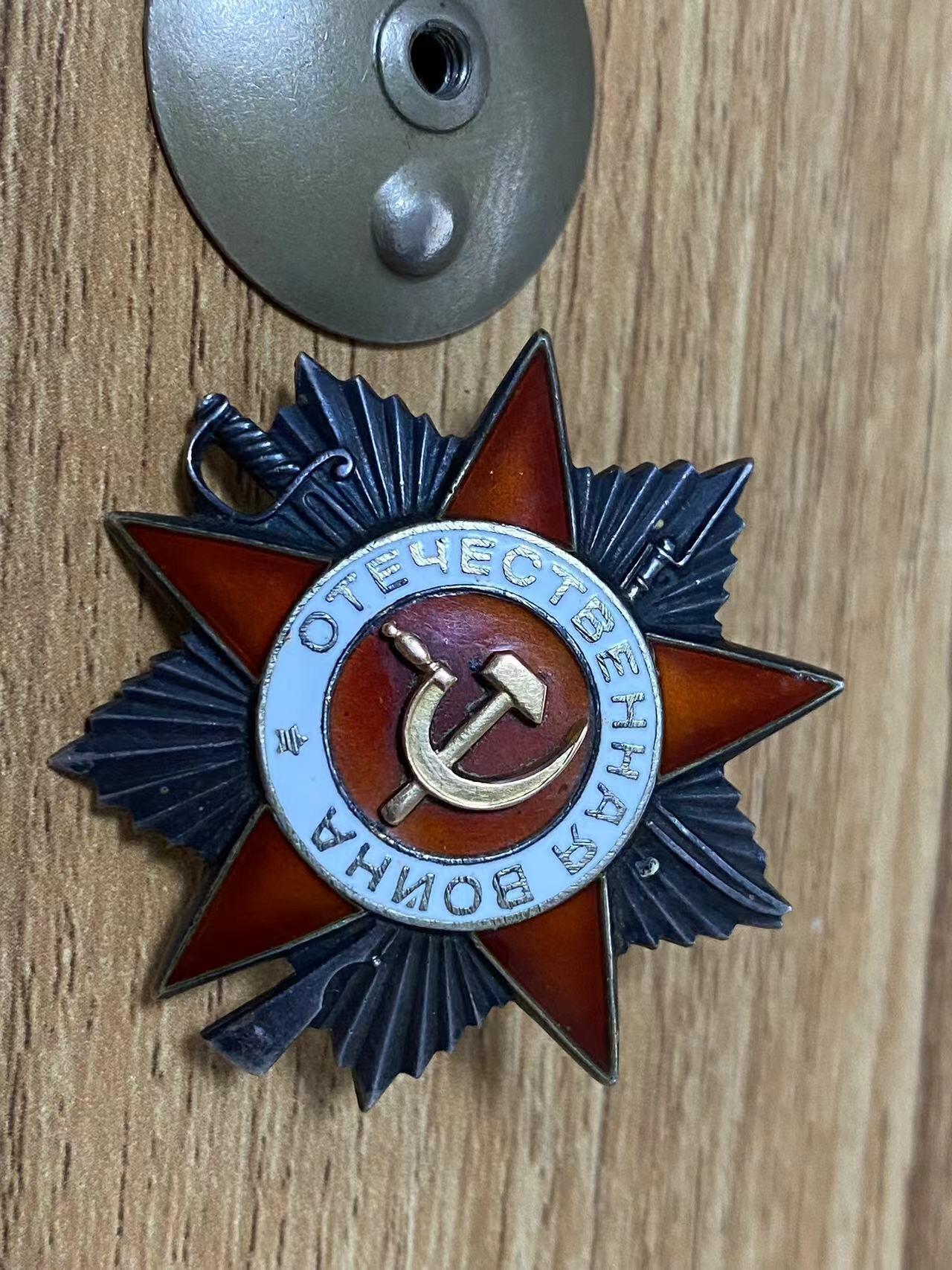 苏联勋章奖章6月30日拍卖7月7日晚上九点结束在麦稀奇 苏联二级为国勋章738395对日 顶角顶部珐琅有比较大掉皮 其他挺好 带登记卡没翻译 奖励卡已经翻译 Ростовцев Александр Михайлович 86独立红旗维捷布斯克通讯团电话站站长 进攻满洲里期间保障通讯 电话站站长 挺有意思的 34年-36还参军过一阵子 网上也有照片很精神 其他的信息感兴趣的可以自己去查查 