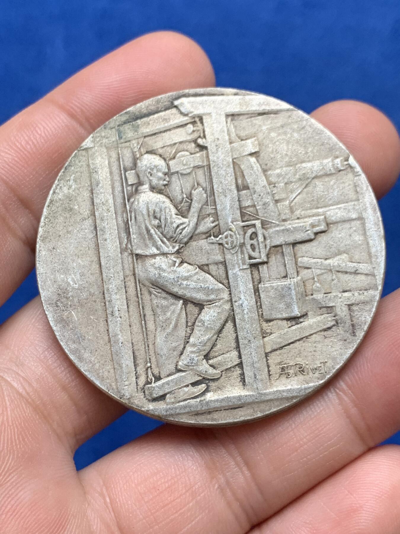 《竞宝斋》第285场- 周日，周一 2场连拍 （全场包邮） 两枚一组 法国纺织和服装材料联盟工会镀银铜章（49.7mm 48g）+不知名人物头像铜章（35.9mm 21.8g）细节见图