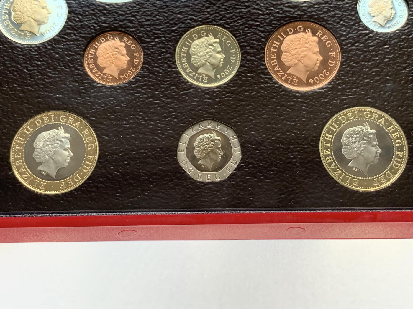 《竞宝斋》第285场- 周日，周一 2场连拍 （全场包邮） 英国2004年精致套币Proof 原盒证 封面附带原厂标识，品相不错 细节见图