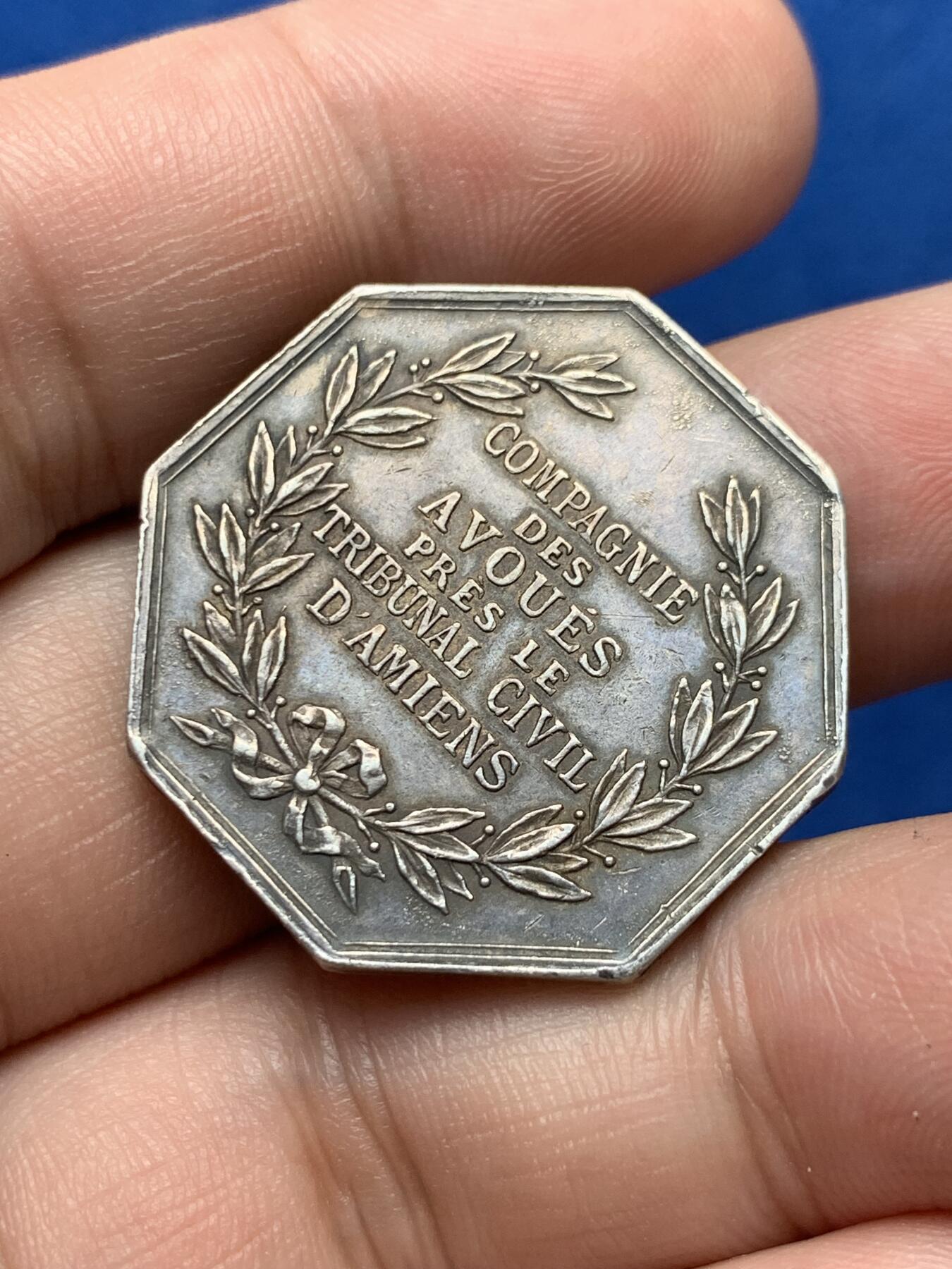 《竞宝斋》第285场- 周日，周一 2场连拍 （全场包邮） 亚眠驻法庭律师协会八角银质代币 比较少见的品种 双面原味老包浆 29.7mm 16g 细节见图