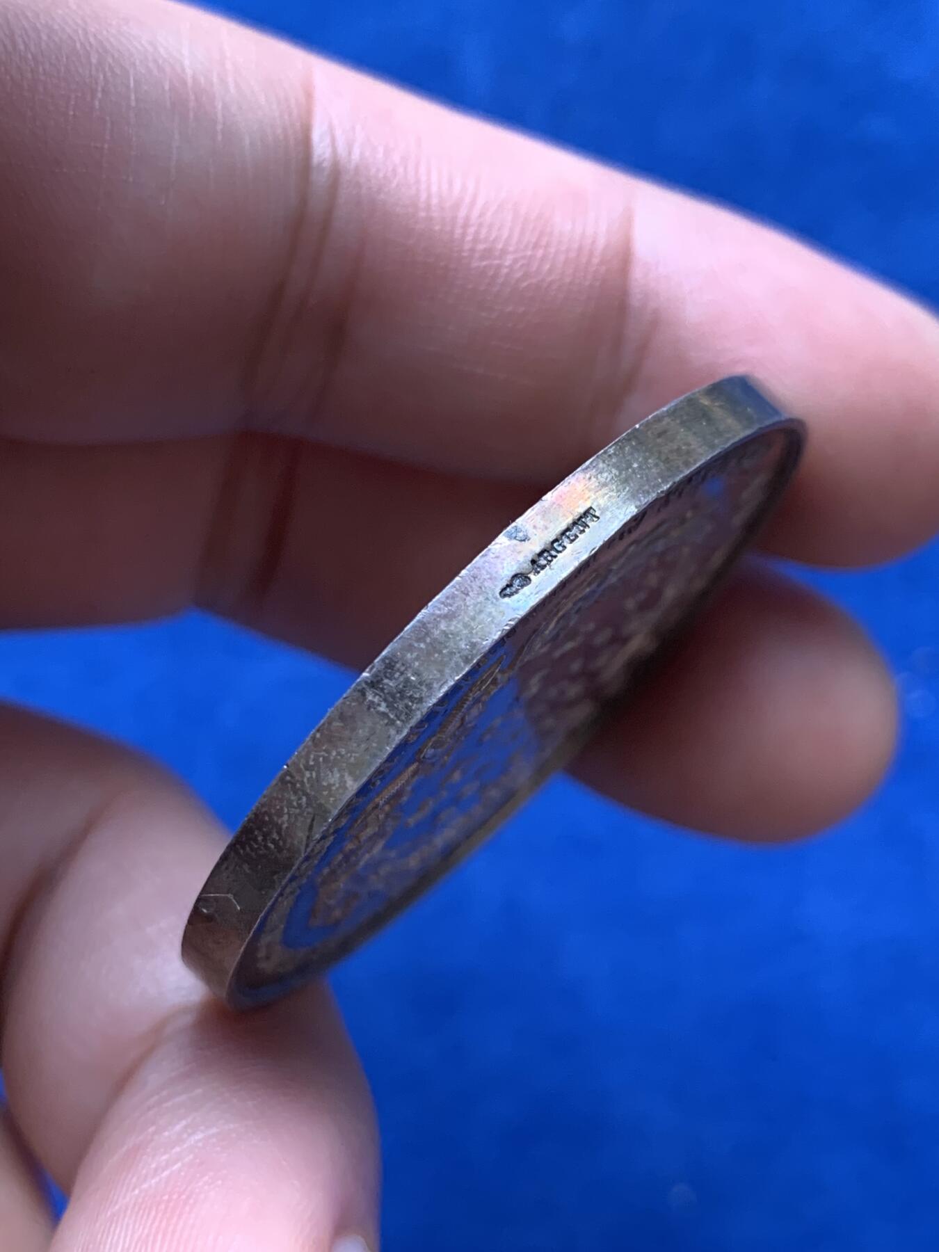 《竞宝斋》第285场- 周日，周一 2场连拍 （全场包邮） 法国1881年浴火凤凰保险银章 丰饶角边铭银标 直径41mm 重量37.7g 大规格 极美品相 五彩包浆！