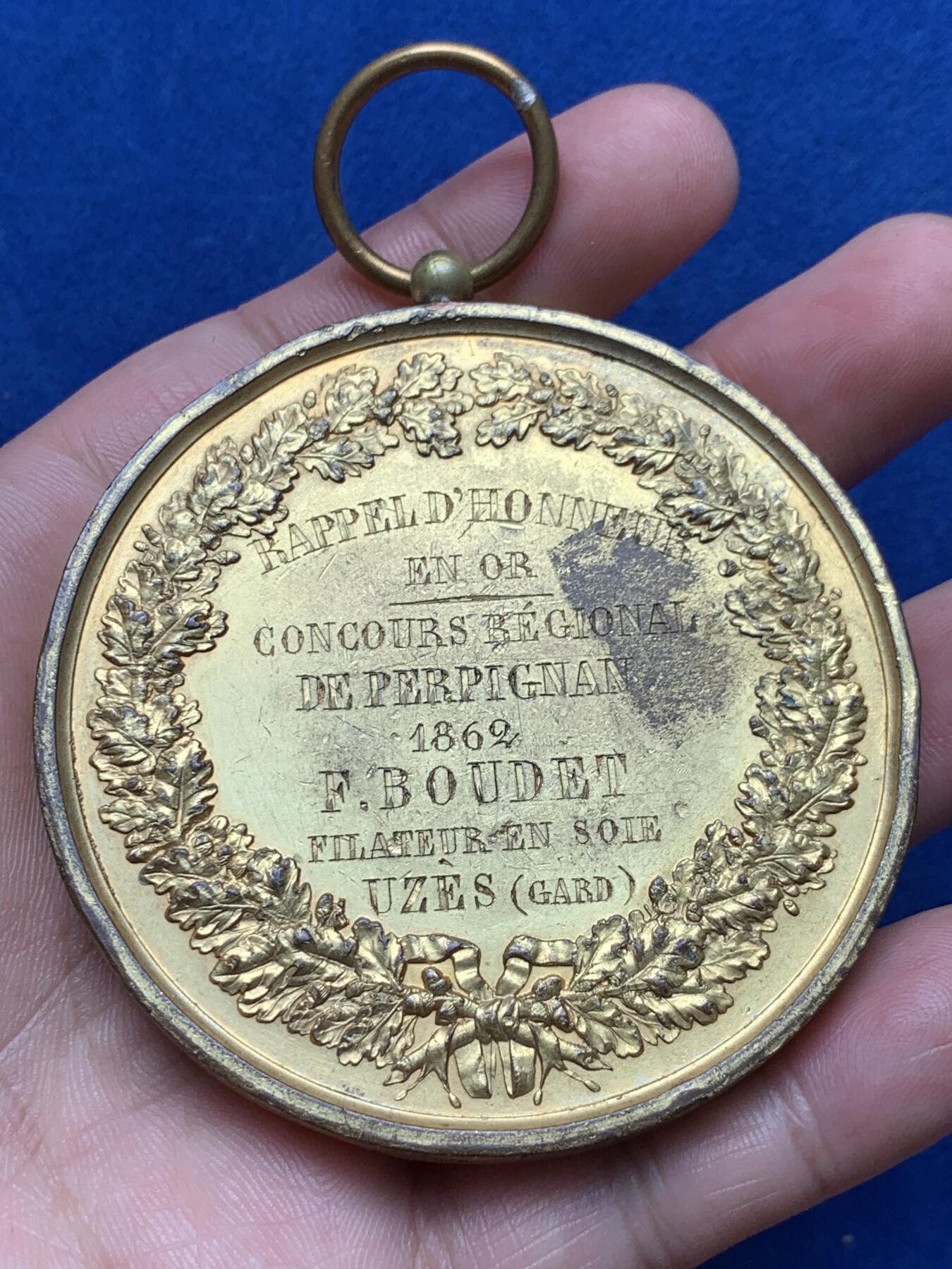 《竞宝斋》第285场- 周日，周一 2场连拍 （全场包邮） 1862年法国拿破仑三世超大鎏金铜奖章 直径67.8mm 重量148.7克！