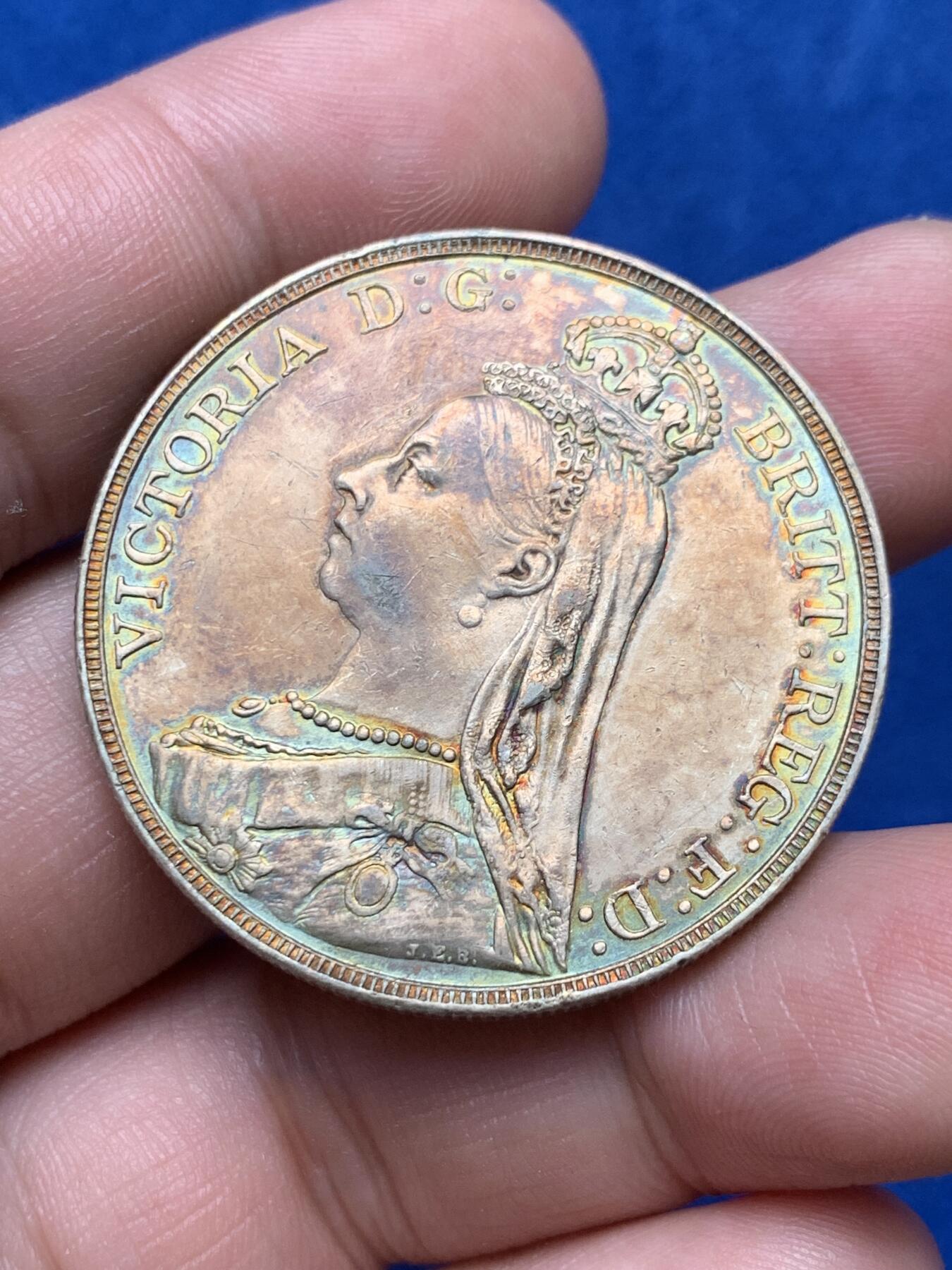 《竞宝斋》第285场- 周日，周一 2场连拍 （全场包邮） 英国1891年维多利亚高冠马剑克朗银币 包浆绚丽 状态不错