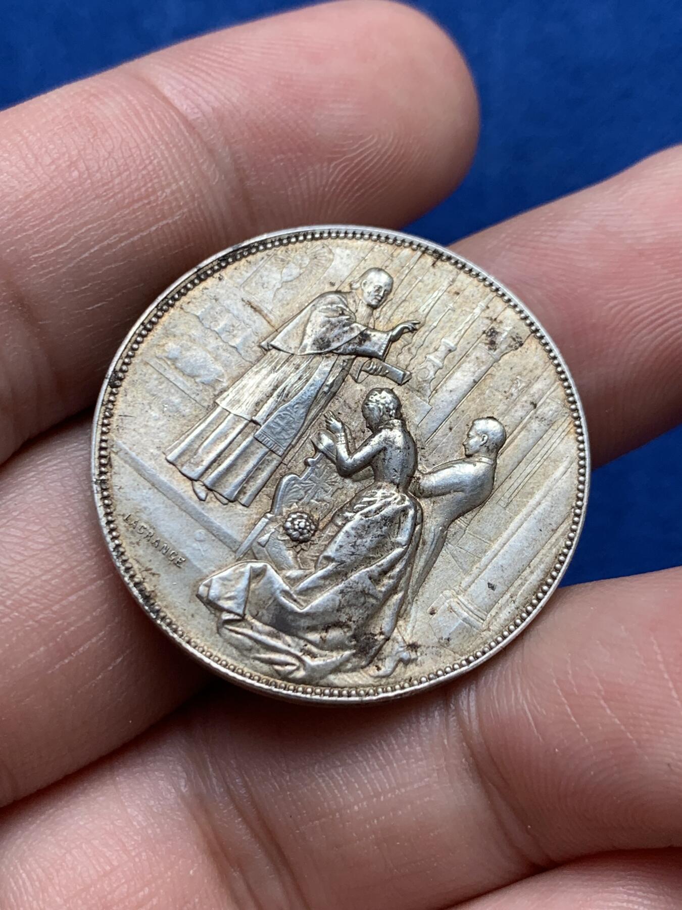 《竞宝斋》第285场- 周日，周一 2场连拍 （全场包邮） 法国1887基督教婚礼圆型银章 丰饶角边铭 30mm 13.9g