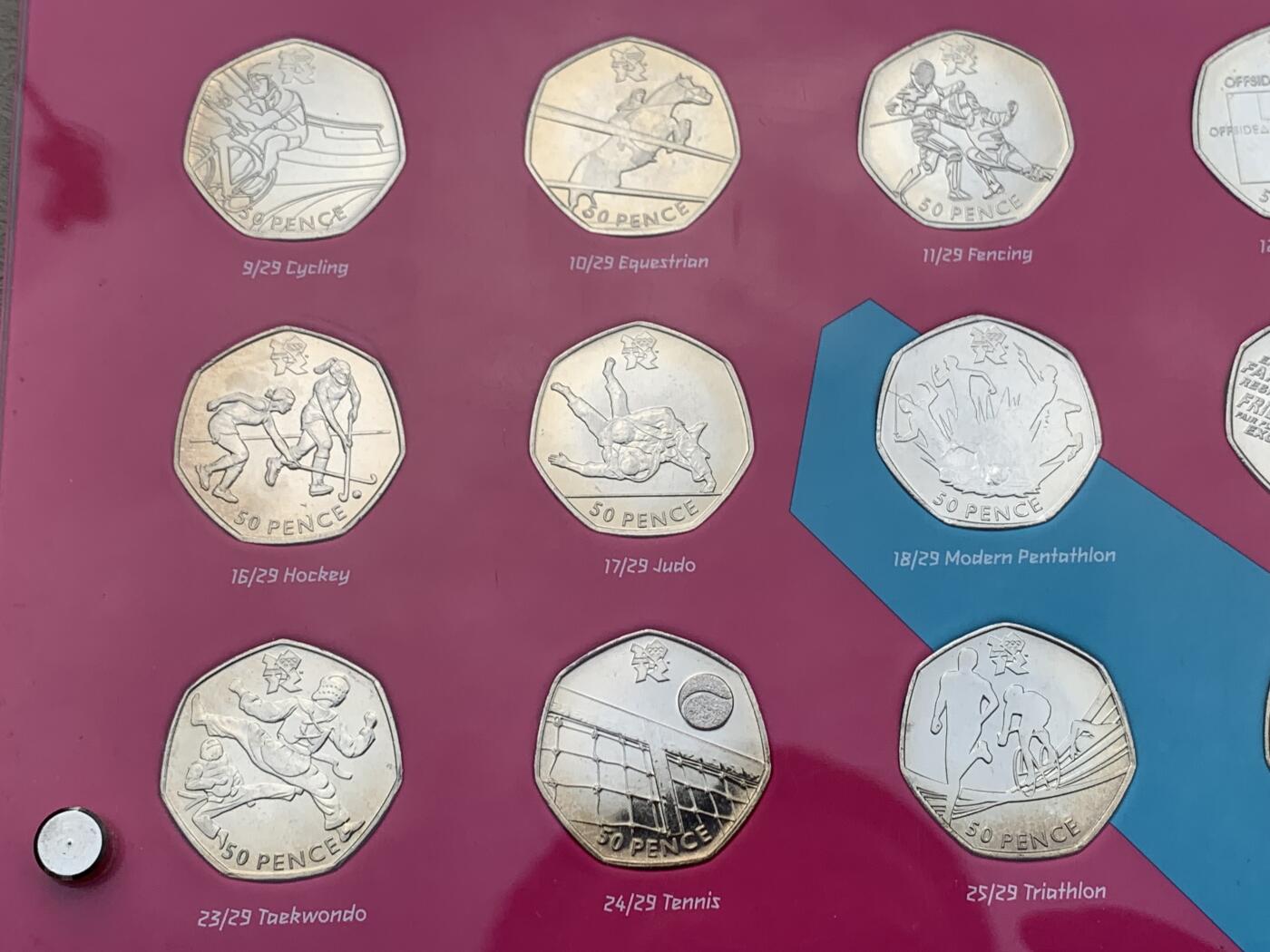 《竞宝斋》第285场- 周日，周一 2场连拍 （全场包邮） 英国伦敦奥运会50便士纪念币29枚大全套 亚克力板装 附赠一个小册子