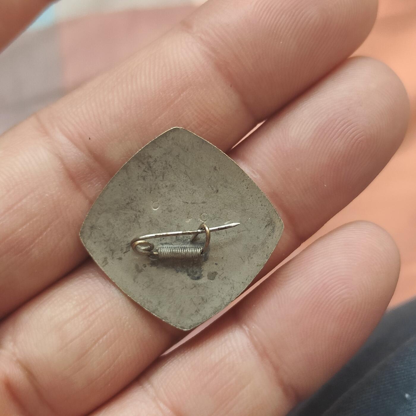 英雄古币捡漏专场第一期无押金可累计捡漏，全场50包邮，偏远地区除外。 校徽