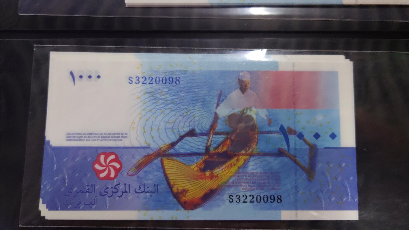 【世界钱币】精选微拍第117期暨2024年第28期  老库存新卖 2005年科摩罗1000法郎 全新绝品无47尾号0098