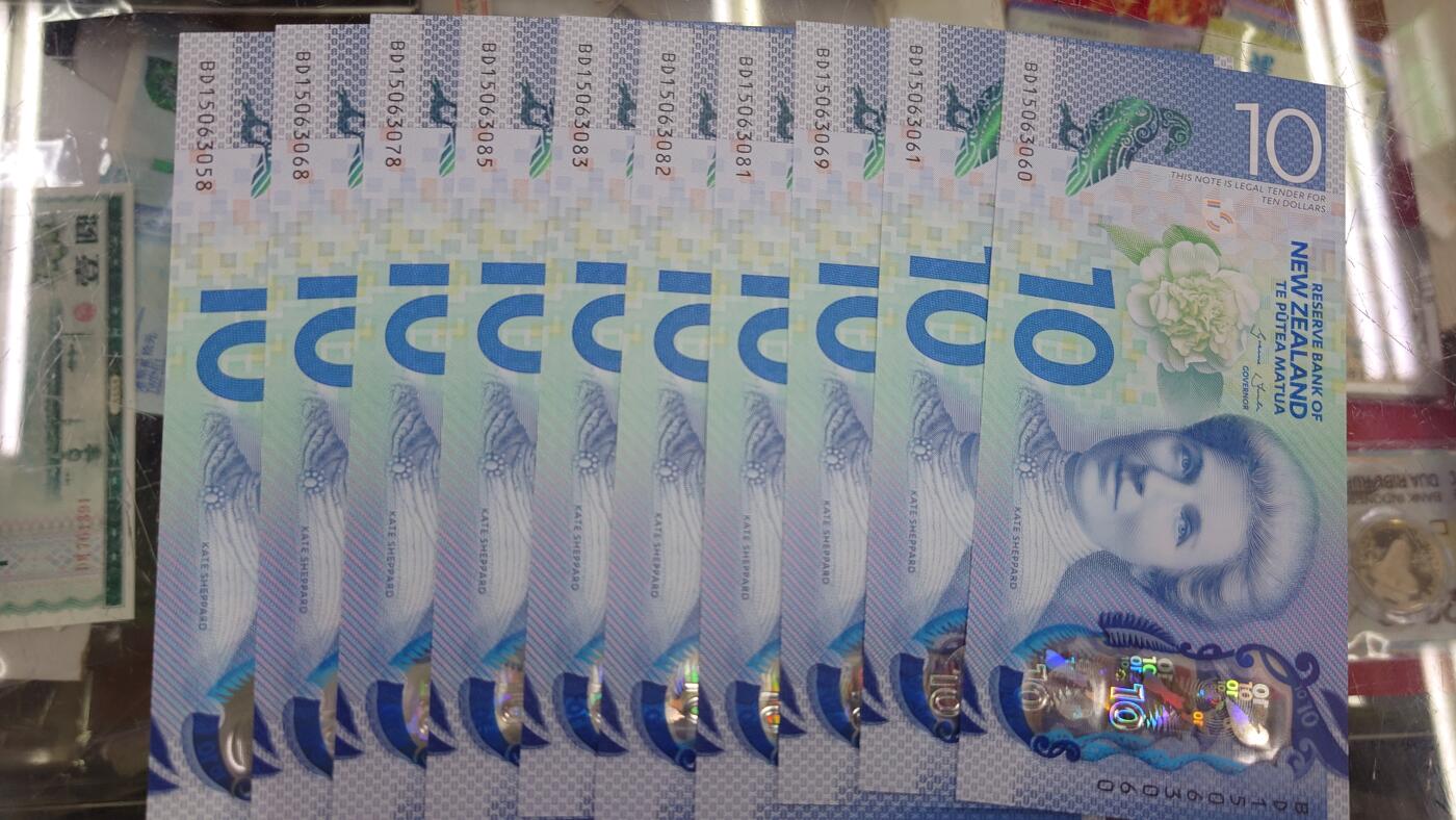 【世界钱币】精选微拍第117期暨2024年第28期  老库存新卖 2015年新西兰10元 如图十张为一件 全新绝品