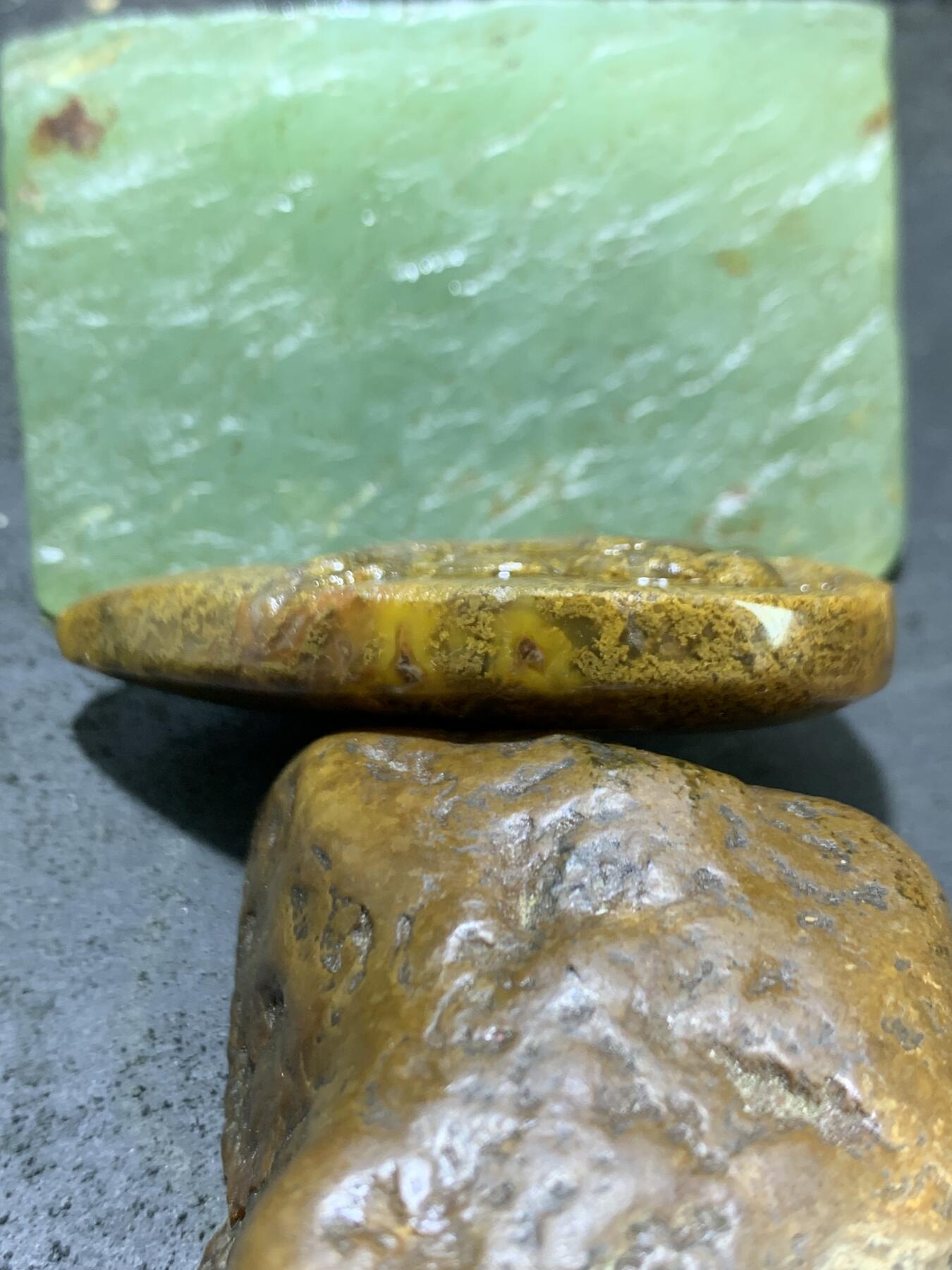 精美亚光黄金草花纹战国红玛瑙手工俏色巧雕金钱豹吊坠一个，