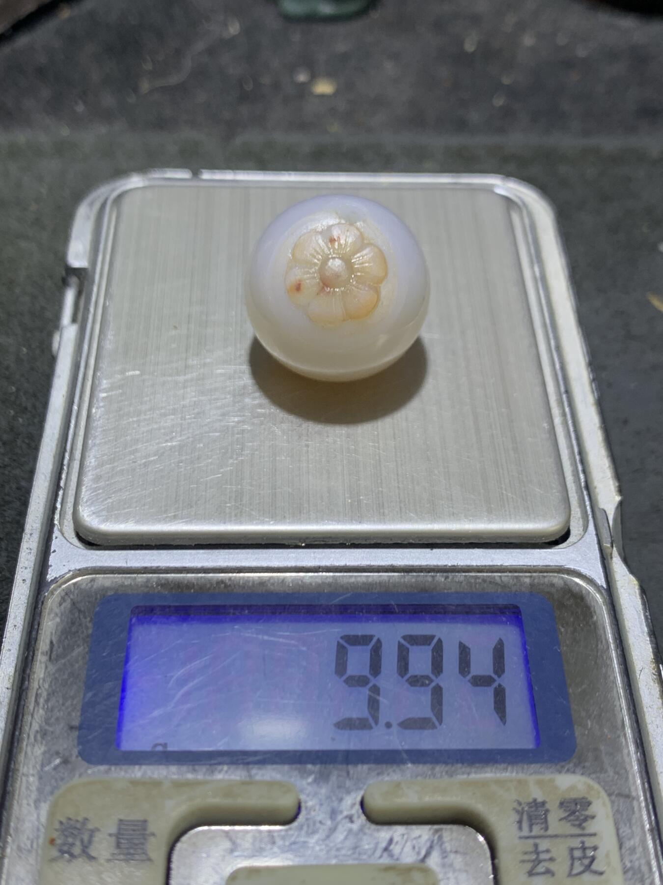精美高玉化亚光海洋玉髓手工俏色巧雕梅花随形圆珠一个！