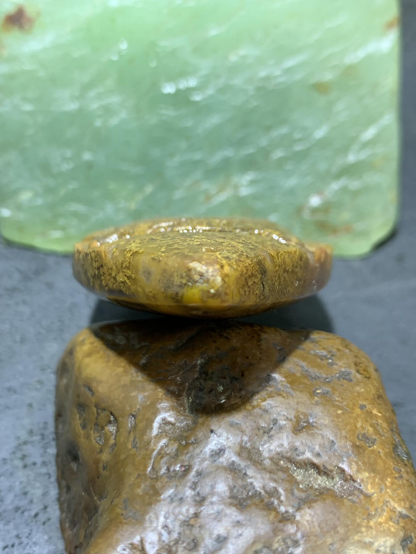精美亚光黄金草花纹战国红玛瑙手工俏色巧雕金钱豹吊坠一个，